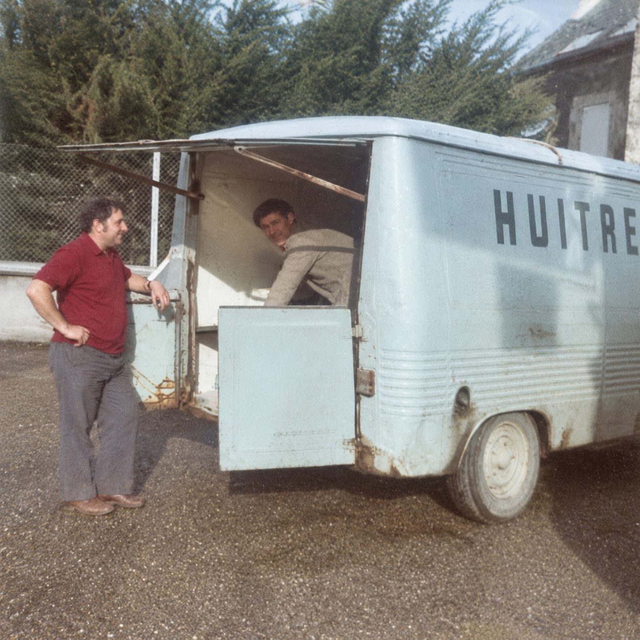 Vente d'huîtres à l'arrière de la camionnette « Huîtres »