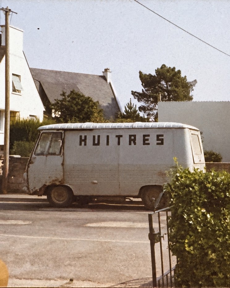 Ancienne camionnette « Huîtres » de la famille Le Guennec, garée à Crac'h