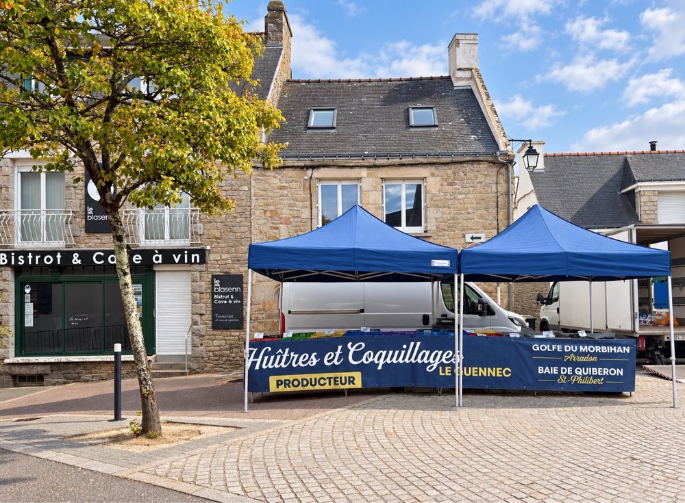Étal Huîtres et Coquillages Le Guennec sur le marché de Crac'h, place de l'Église